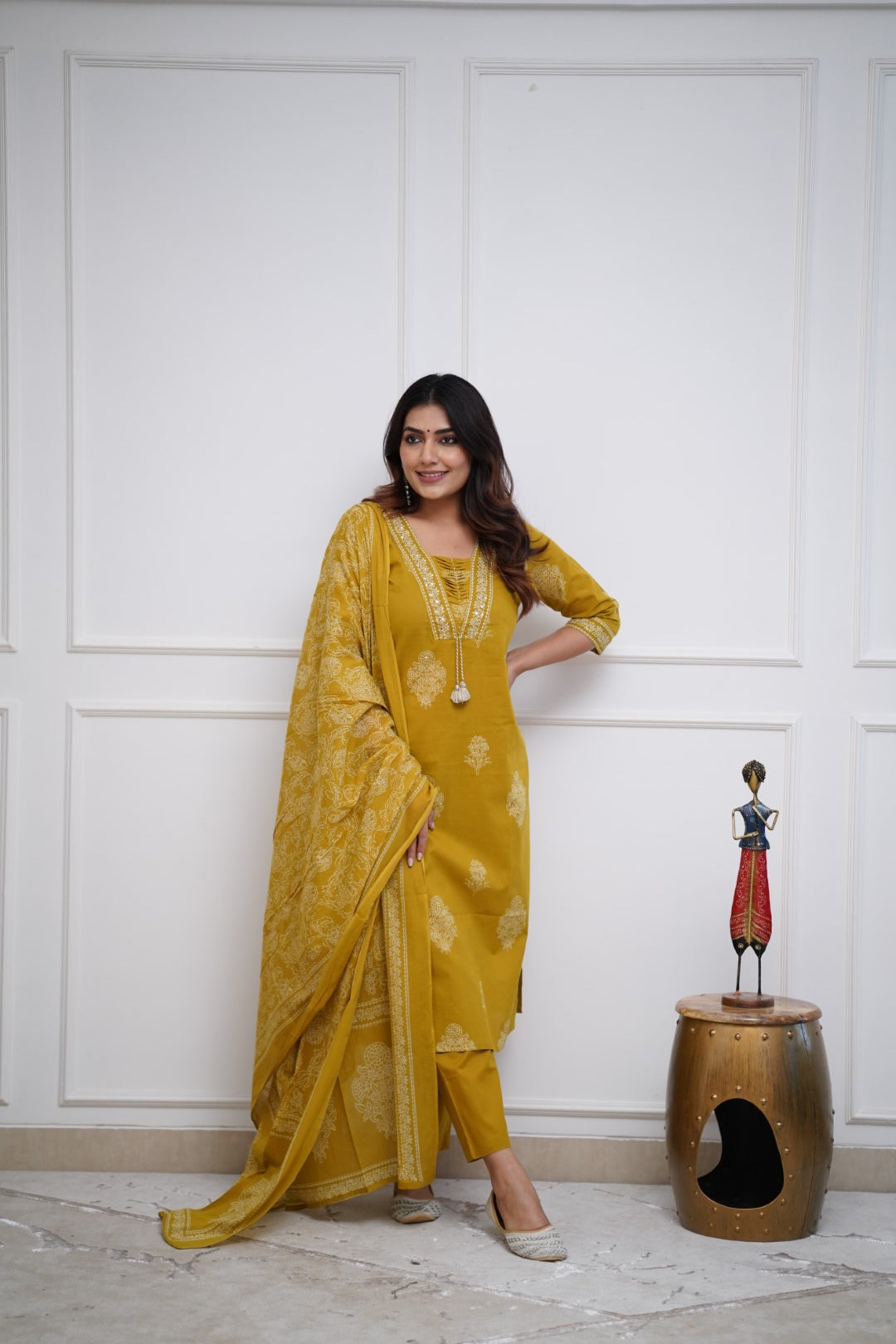 Women Floral Printed Regular Kurta with Trousers & With Dupatta