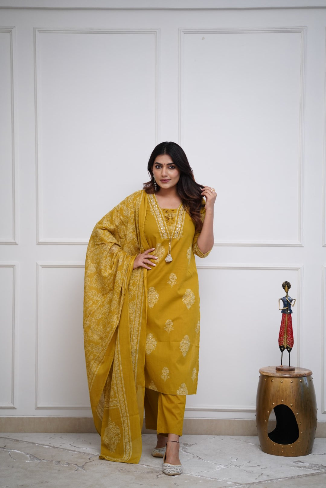 Women Floral Printed Regular Kurta with Trousers & With Dupatta