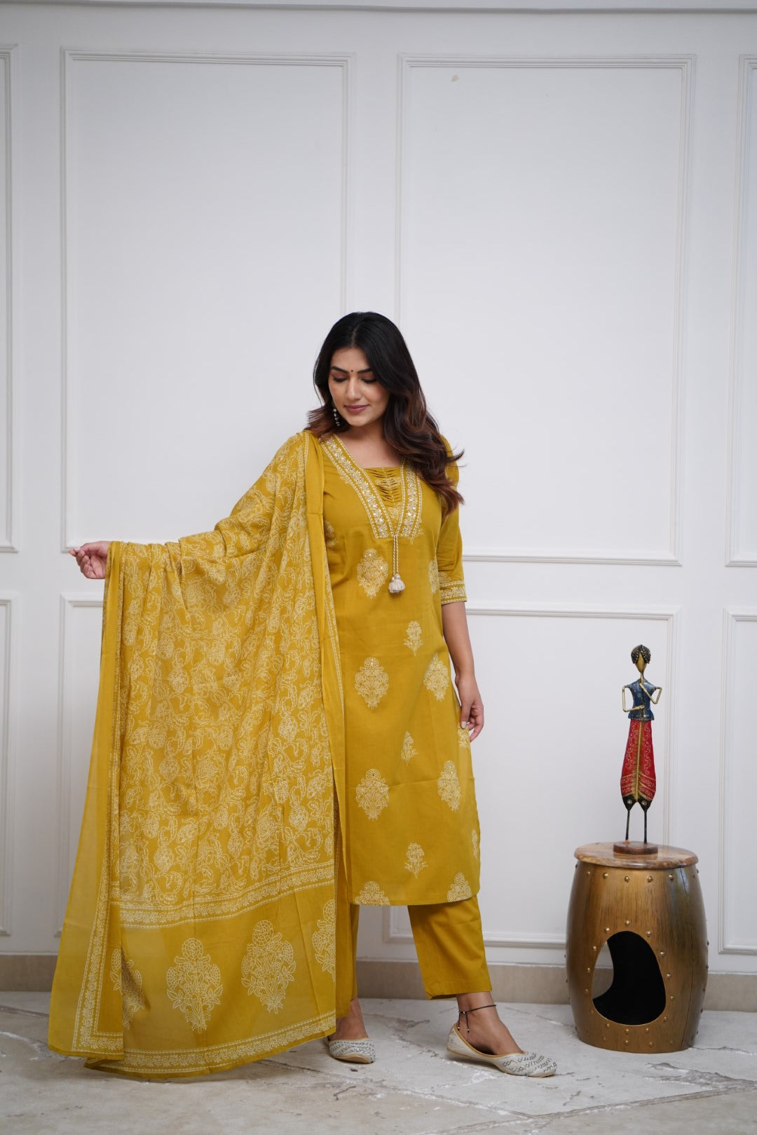 Women Floral Printed Regular Kurta with Trousers & With Dupatta