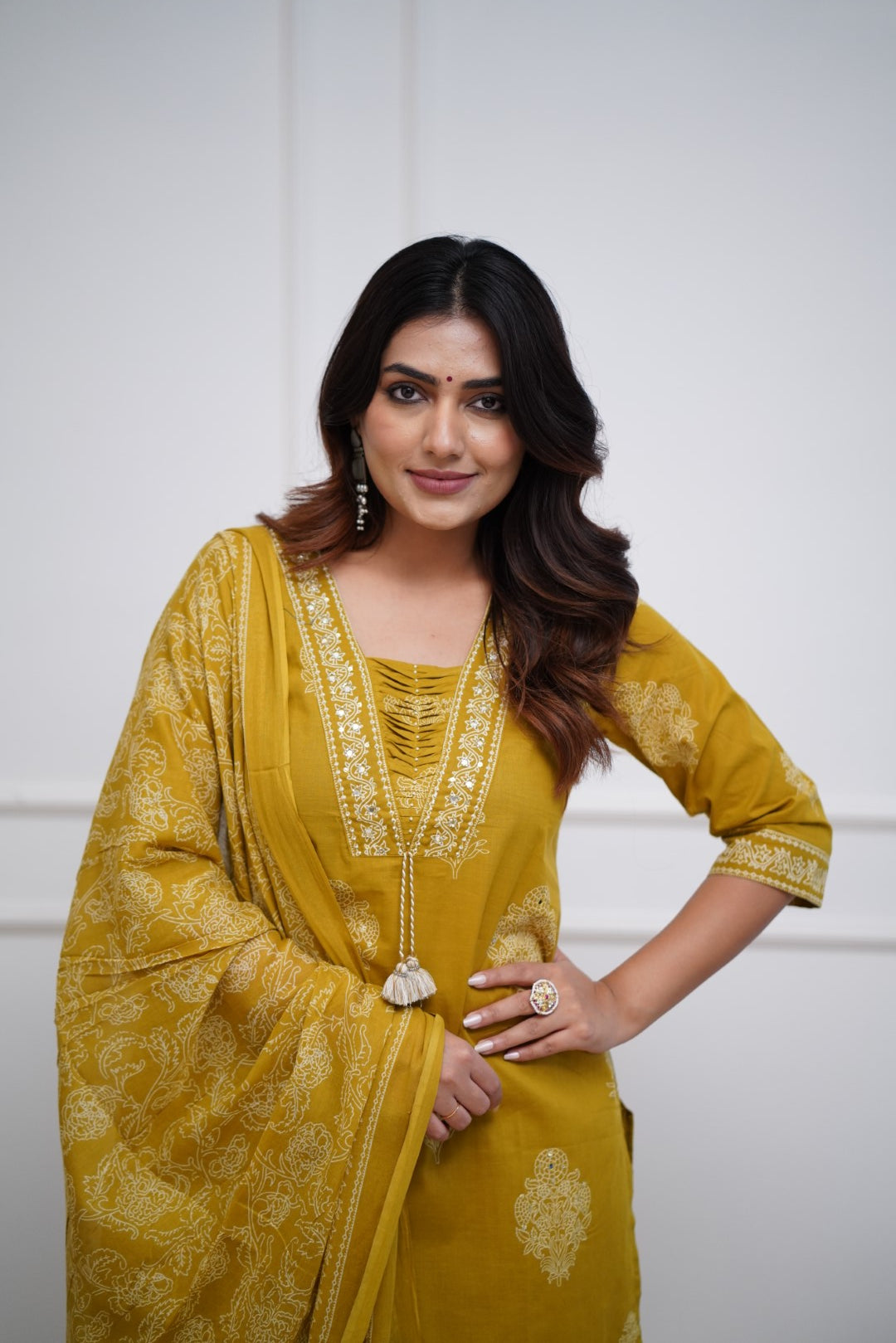 Women Floral Printed Regular Kurta with Trousers & With Dupatta