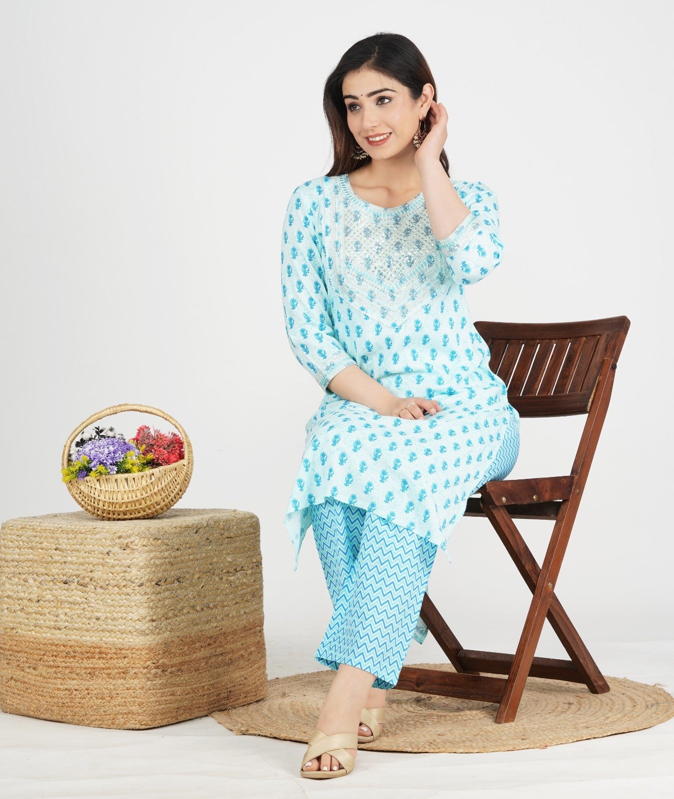 Women Floral Printed Regular Kurta with Trousers