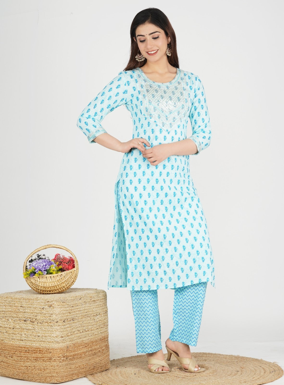 Women Floral Printed Regular Kurta with Trousers & With Dupatta