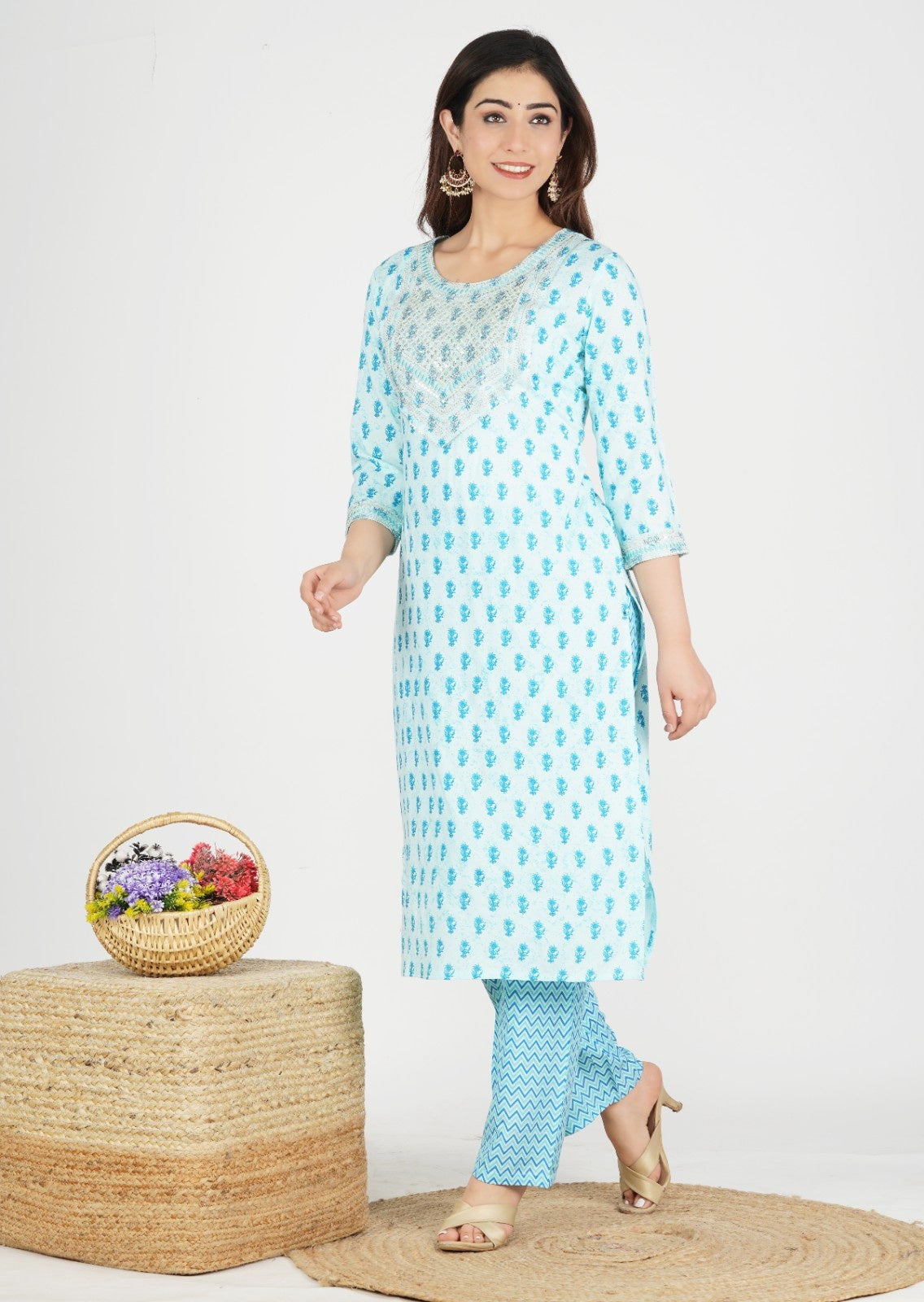 Women Floral Printed Regular Kurta with Trousers