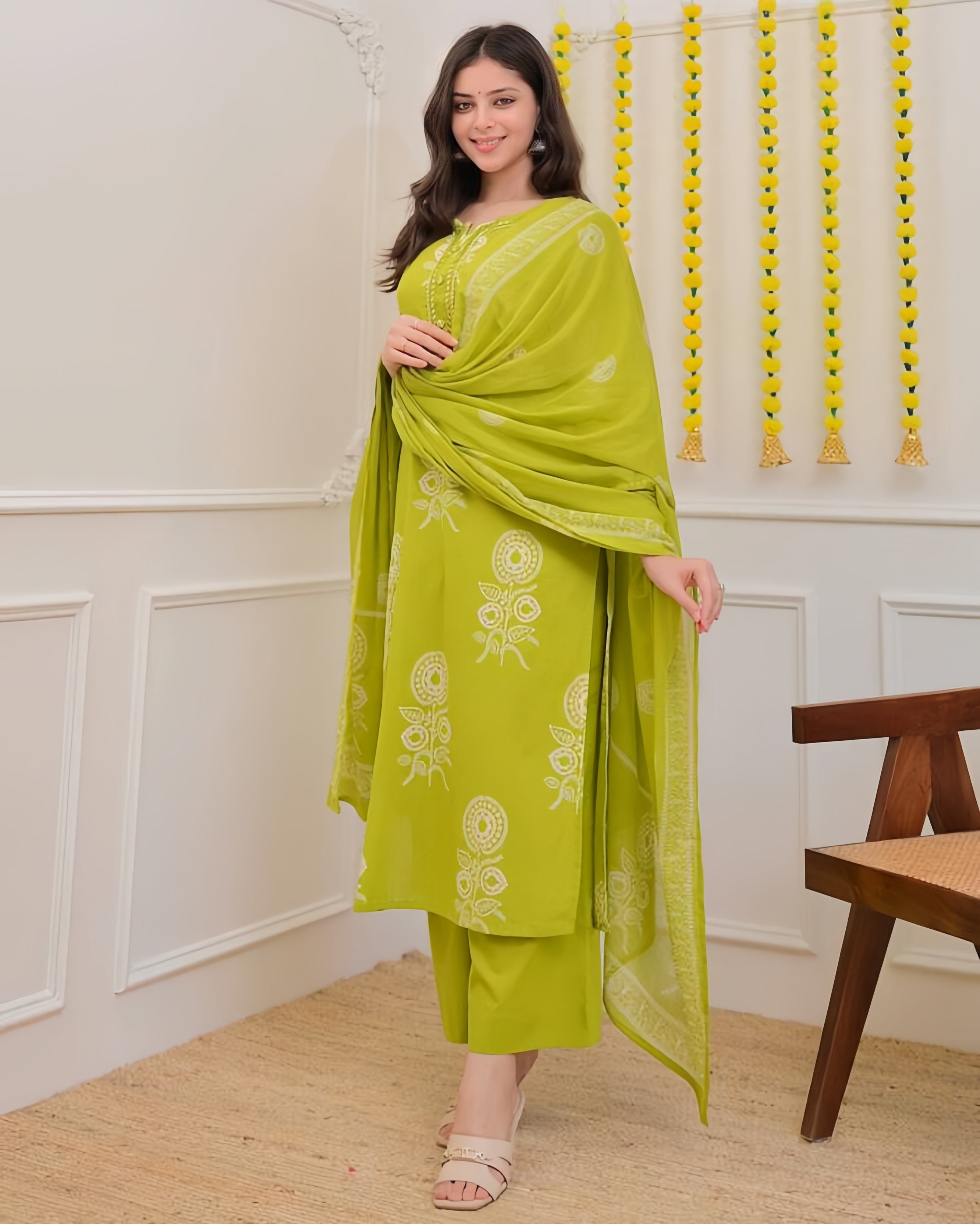 Women Floral Printed Regular Kurta with Trousers & With Dupatta