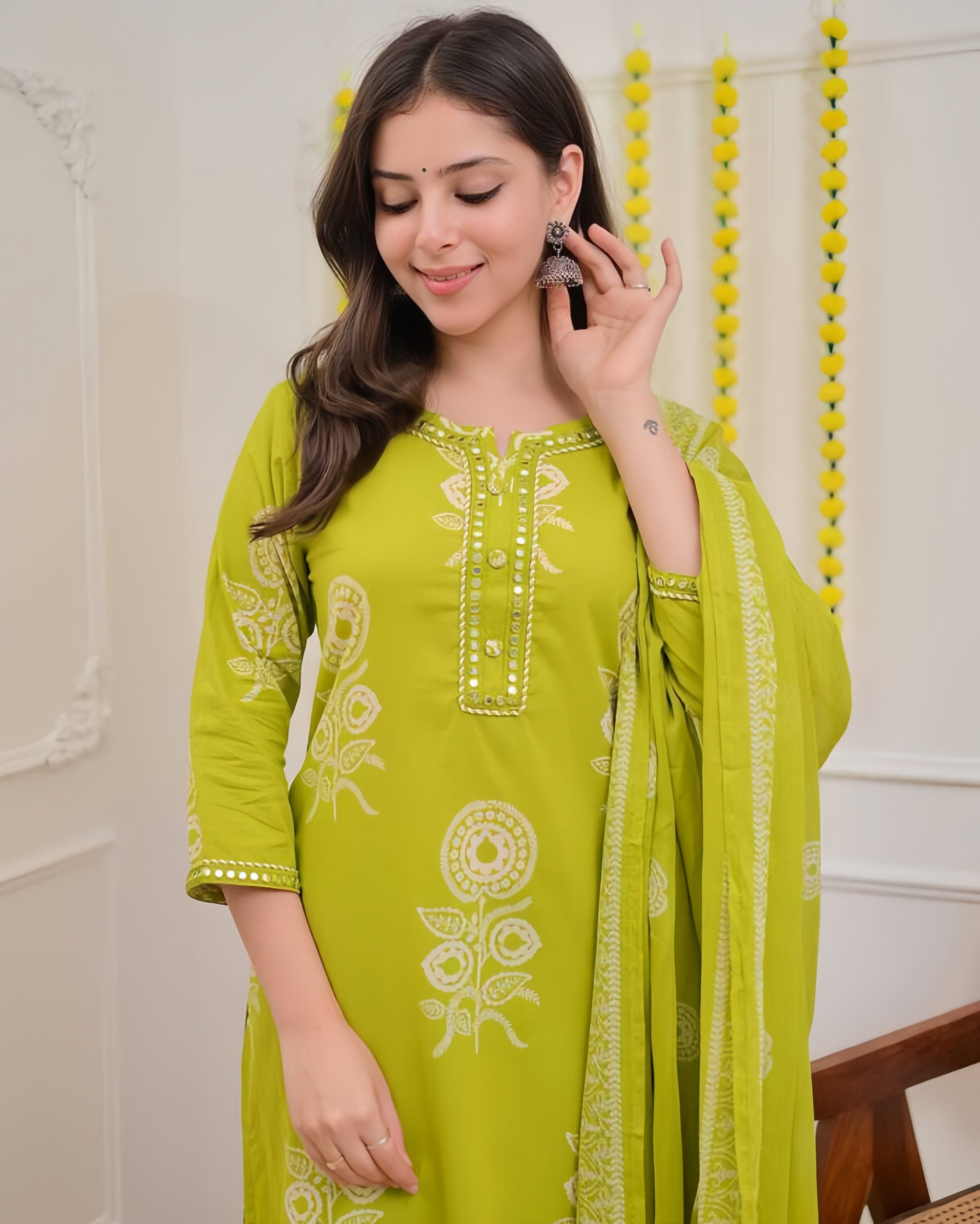 Women Floral Printed Regular Kurta with Trousers & With Dupatta