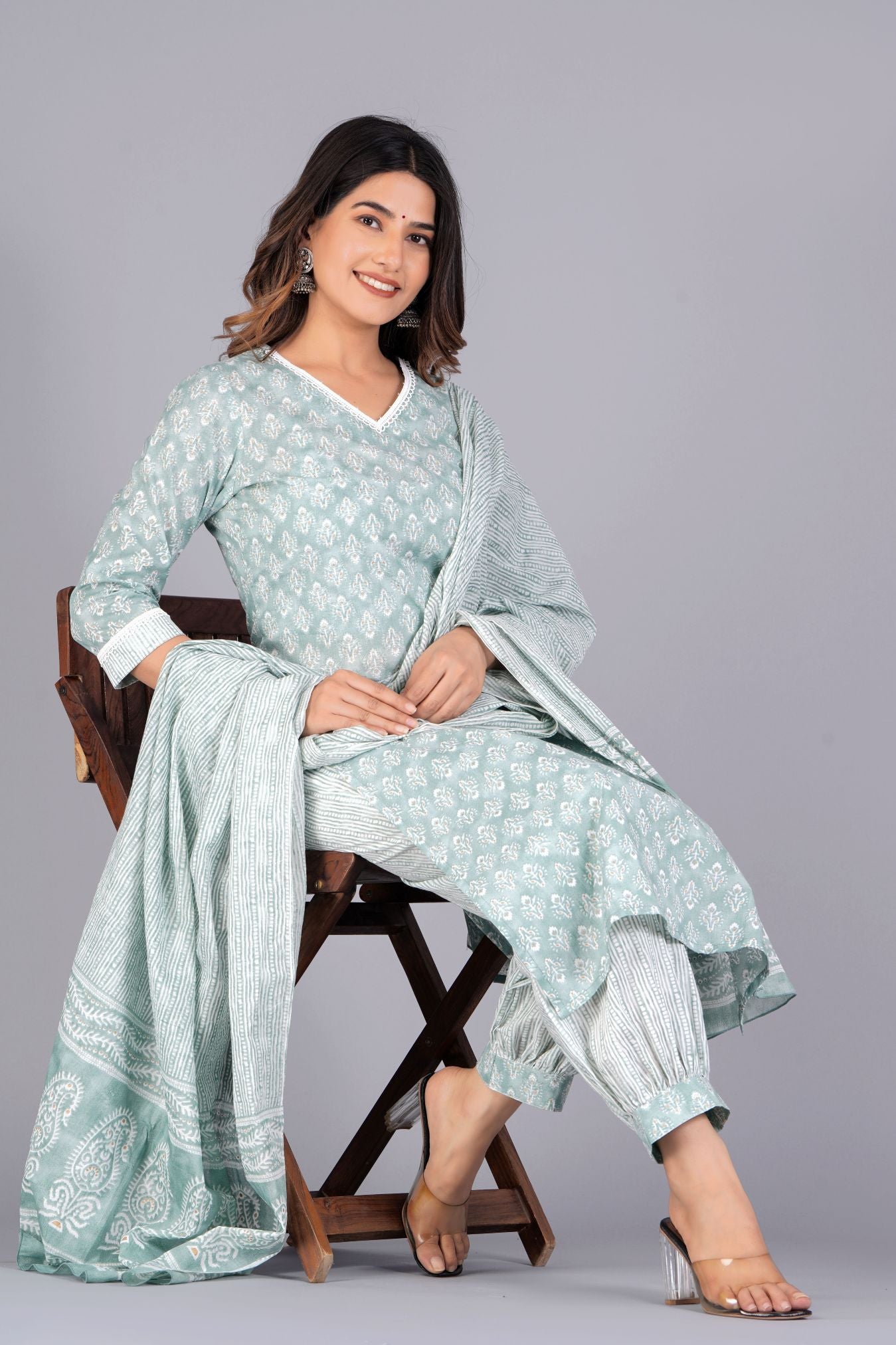 Women Floral Printed Regular Kurta with Trousers & With Dupatta