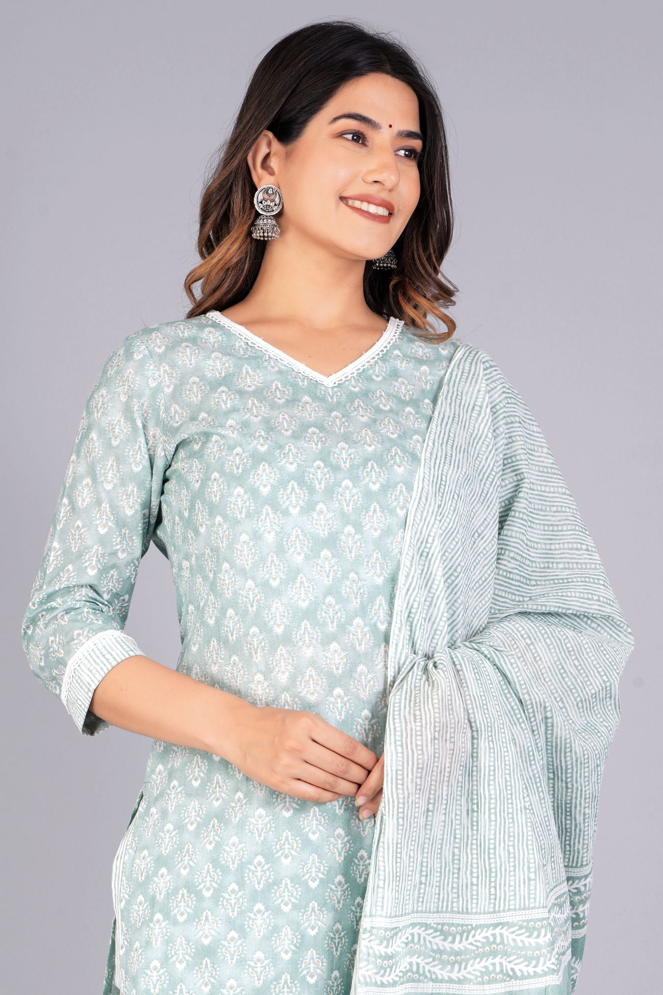 Women Floral Printed Regular Kurta with Trousers & With Dupatta