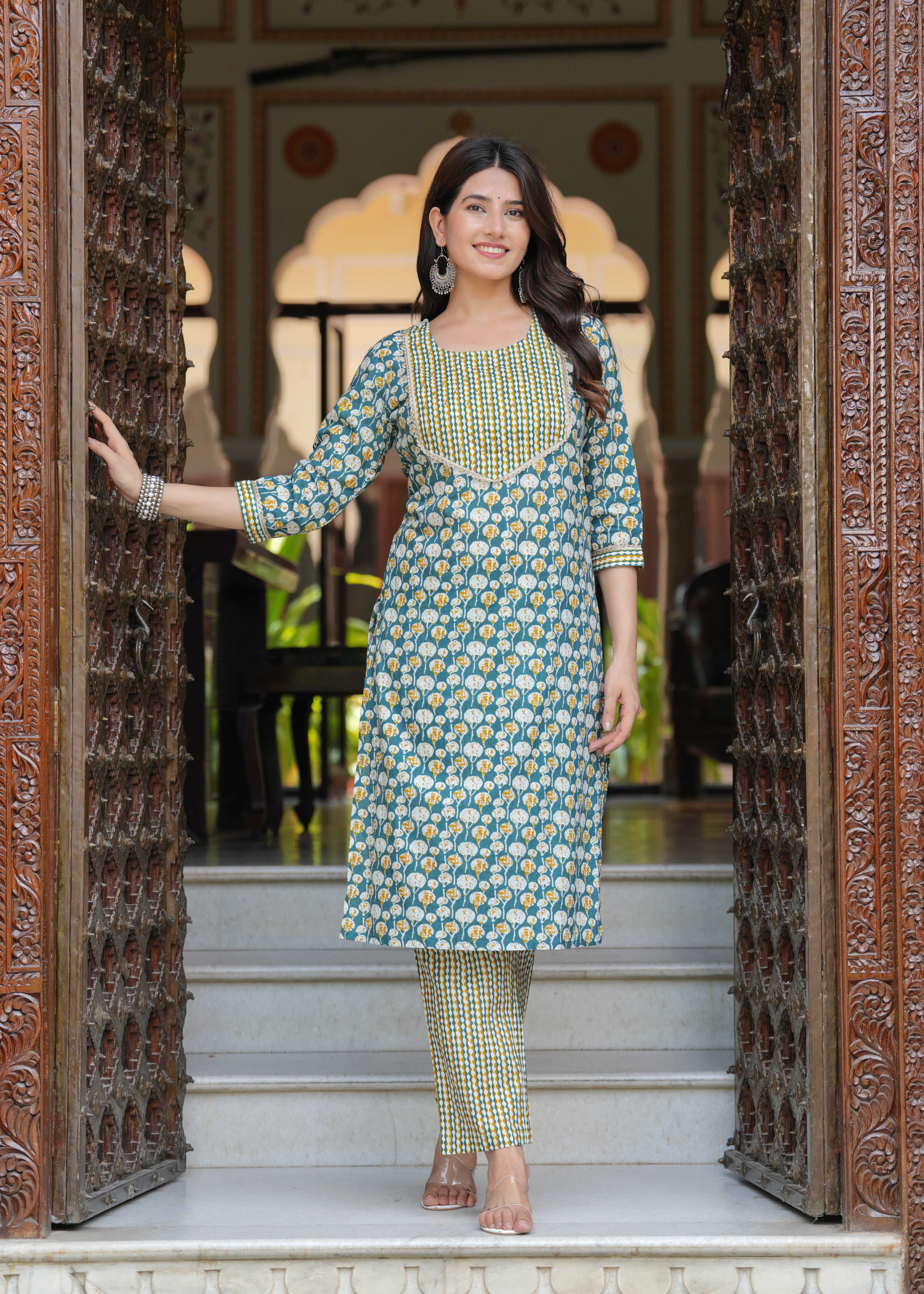 Women Floral Printed Regular Kurta with Trousers & With Dupatta