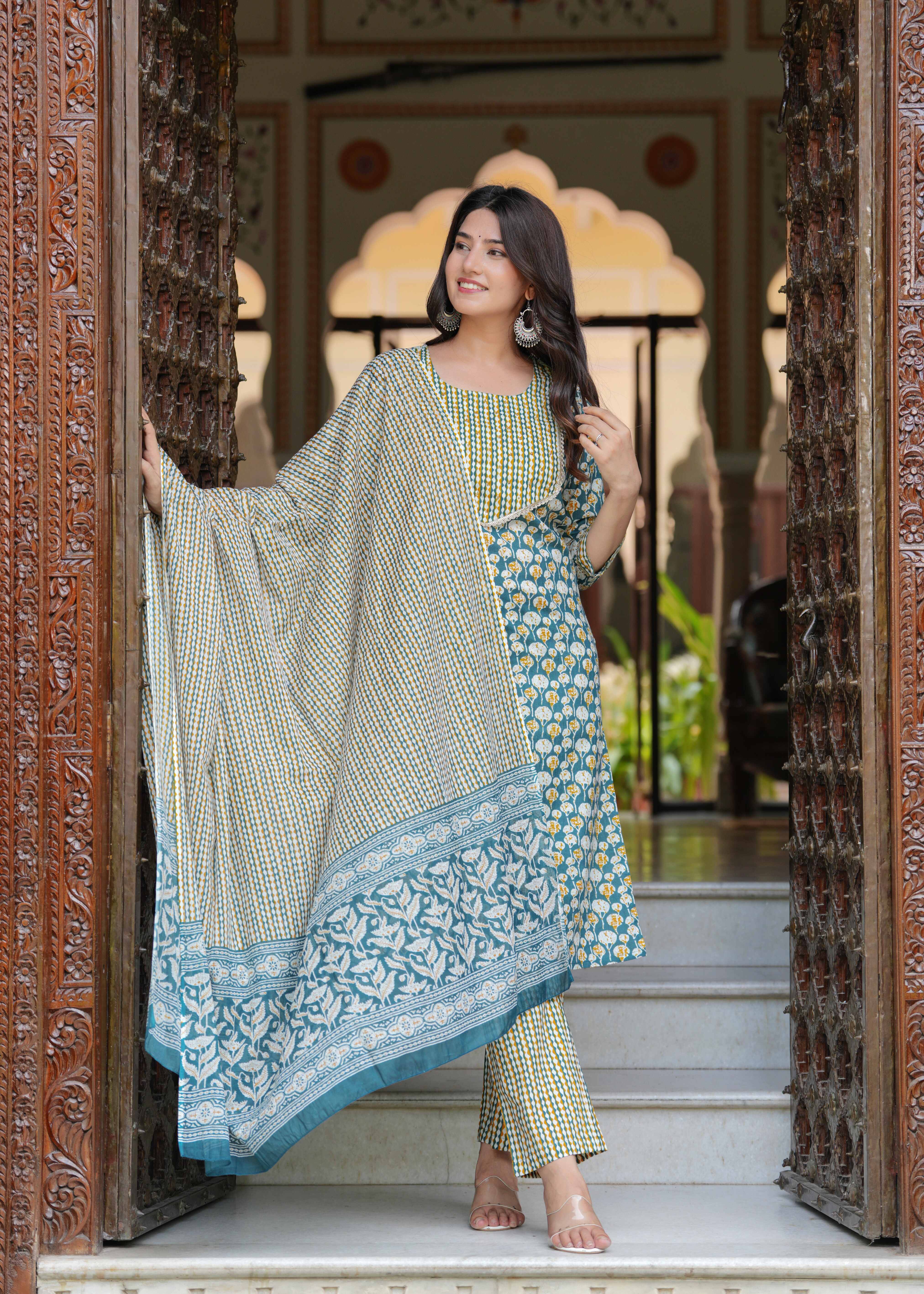 Women Floral Printed Regular Kurta with Trousers & With Dupatta