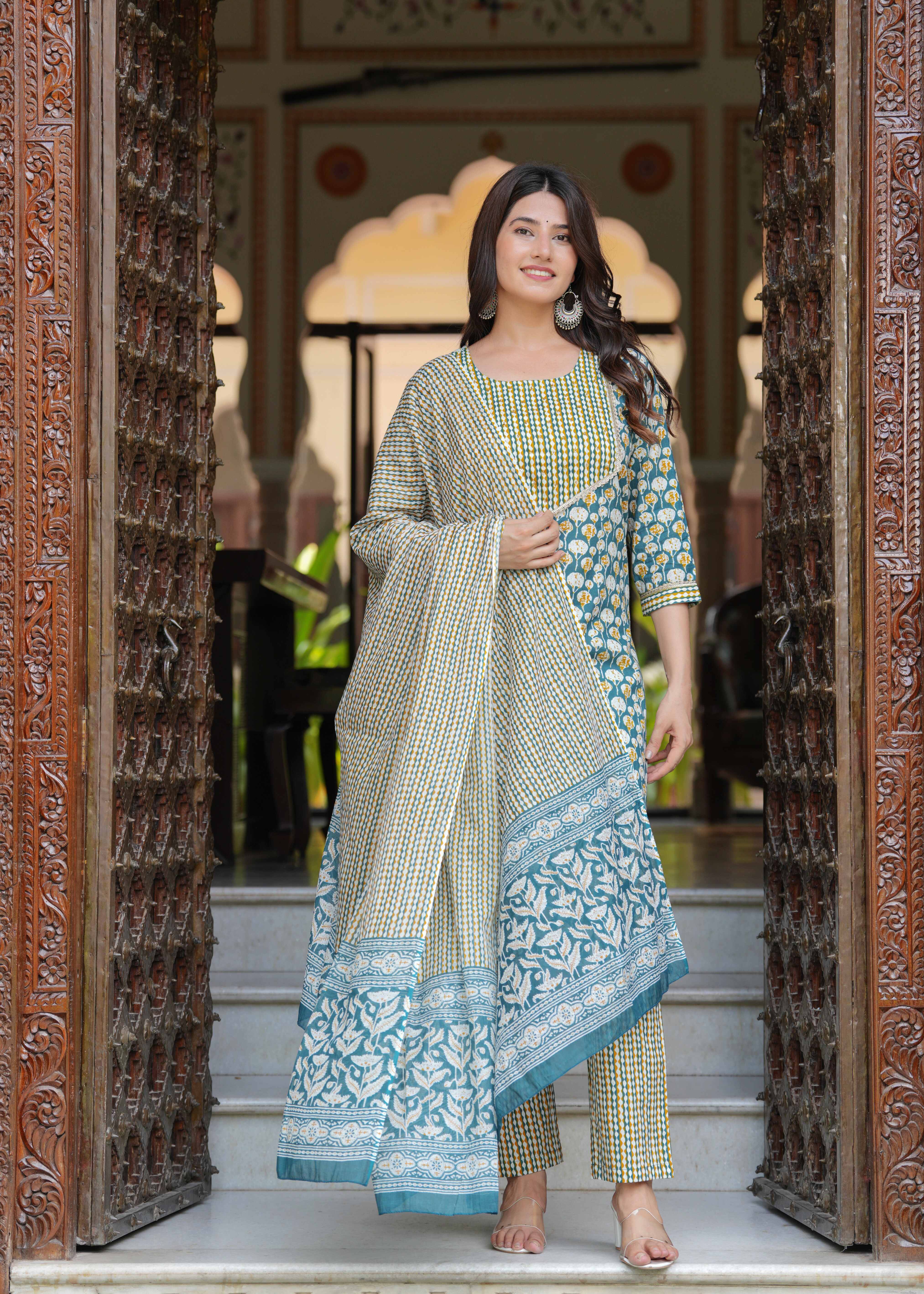 Women Floral Printed Regular Kurta with Trousers & With Dupatta