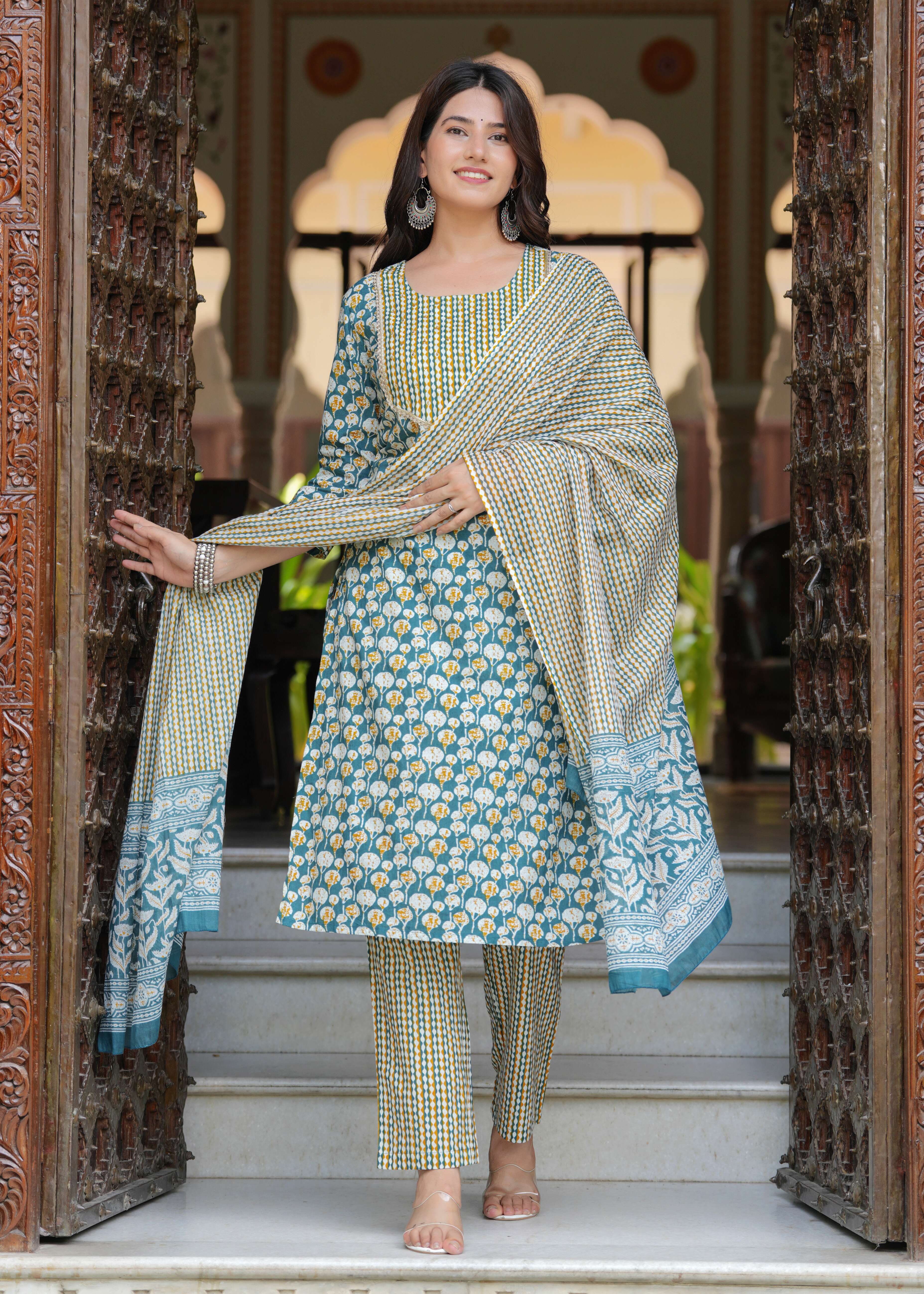 Women Floral Printed Regular Kurta with Trousers & With Dupatta