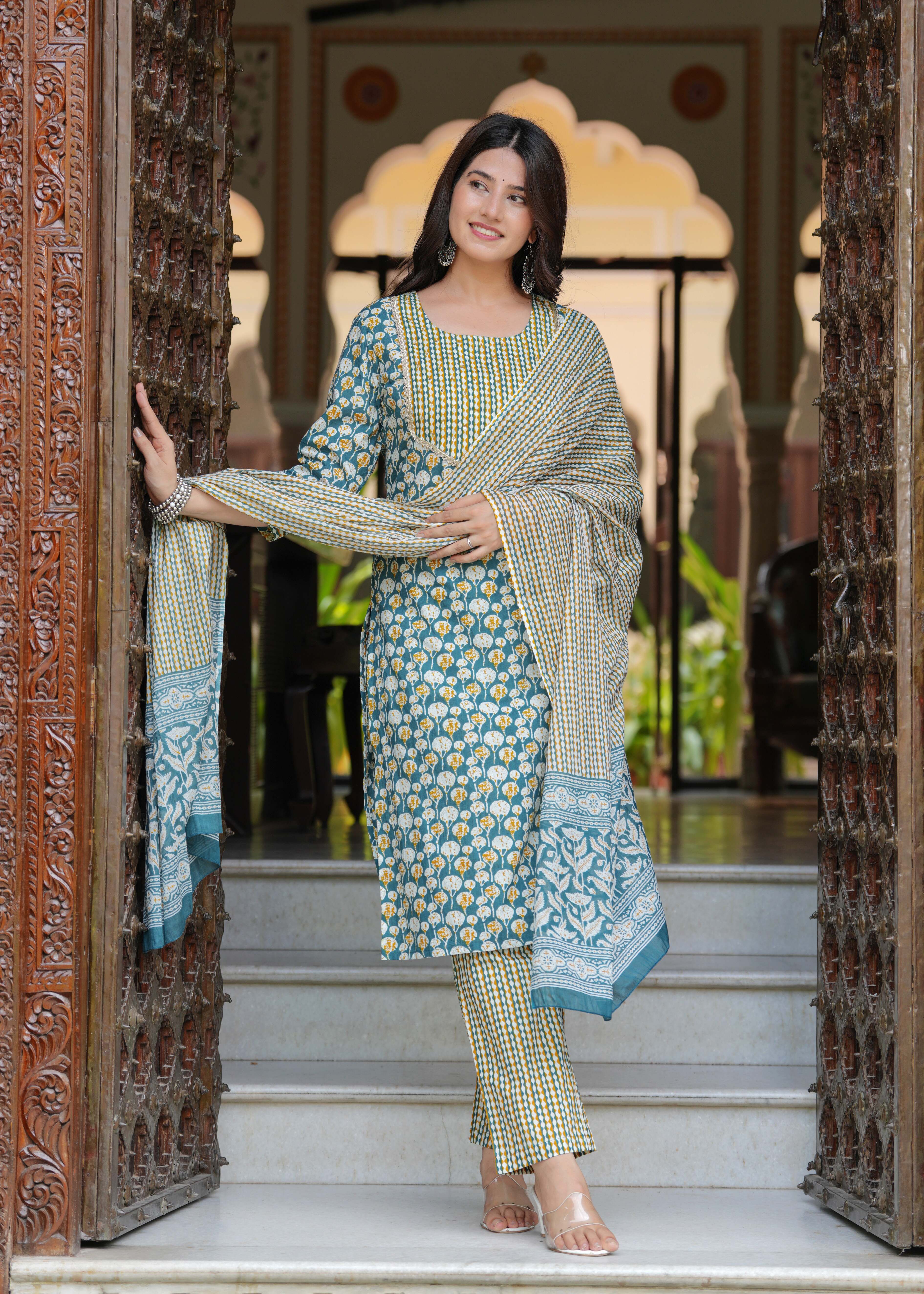 Women Floral Printed Regular Kurta with Trousers & With Dupatta