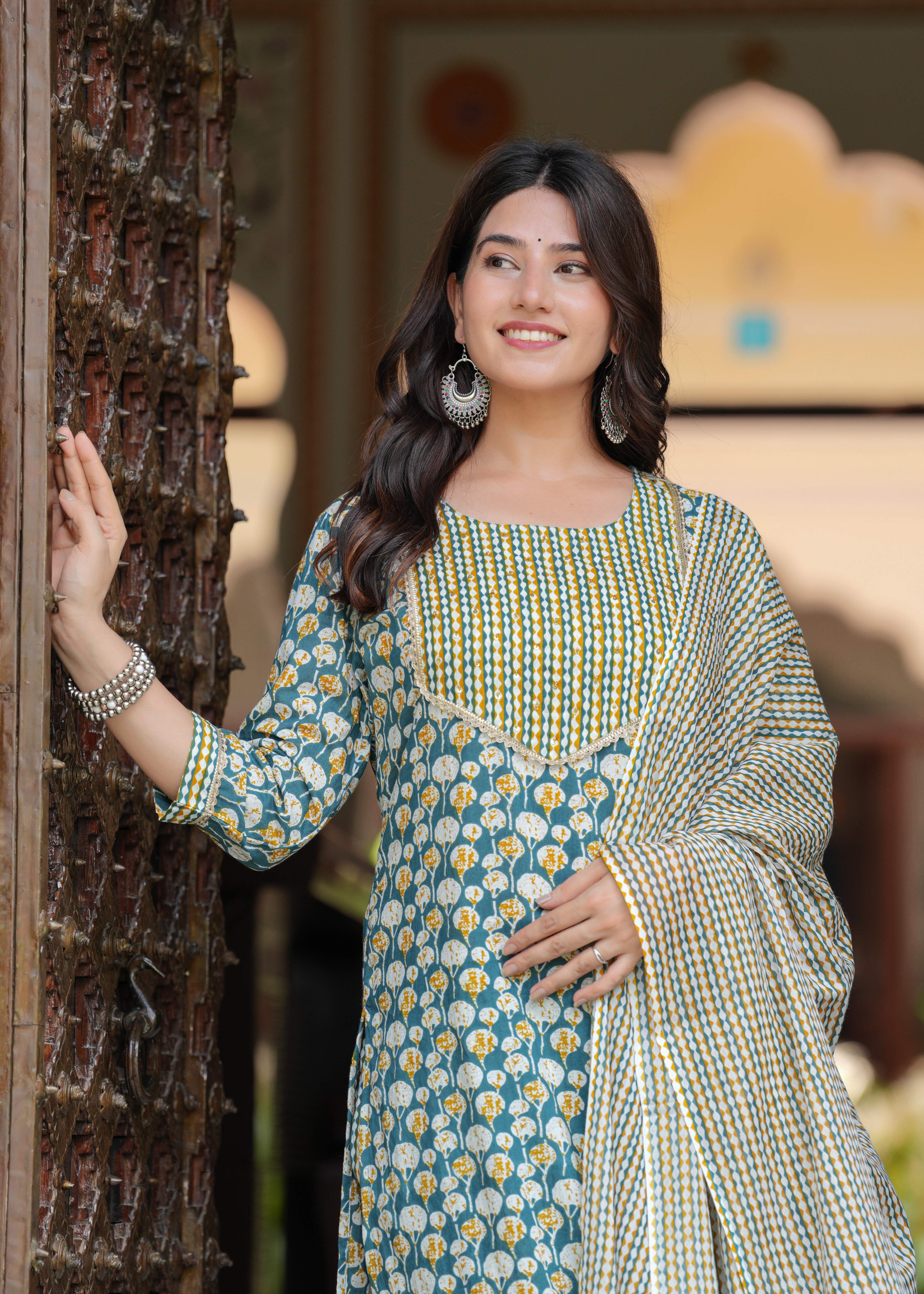 Women Floral Printed Regular Kurta with Trousers & With Dupatta