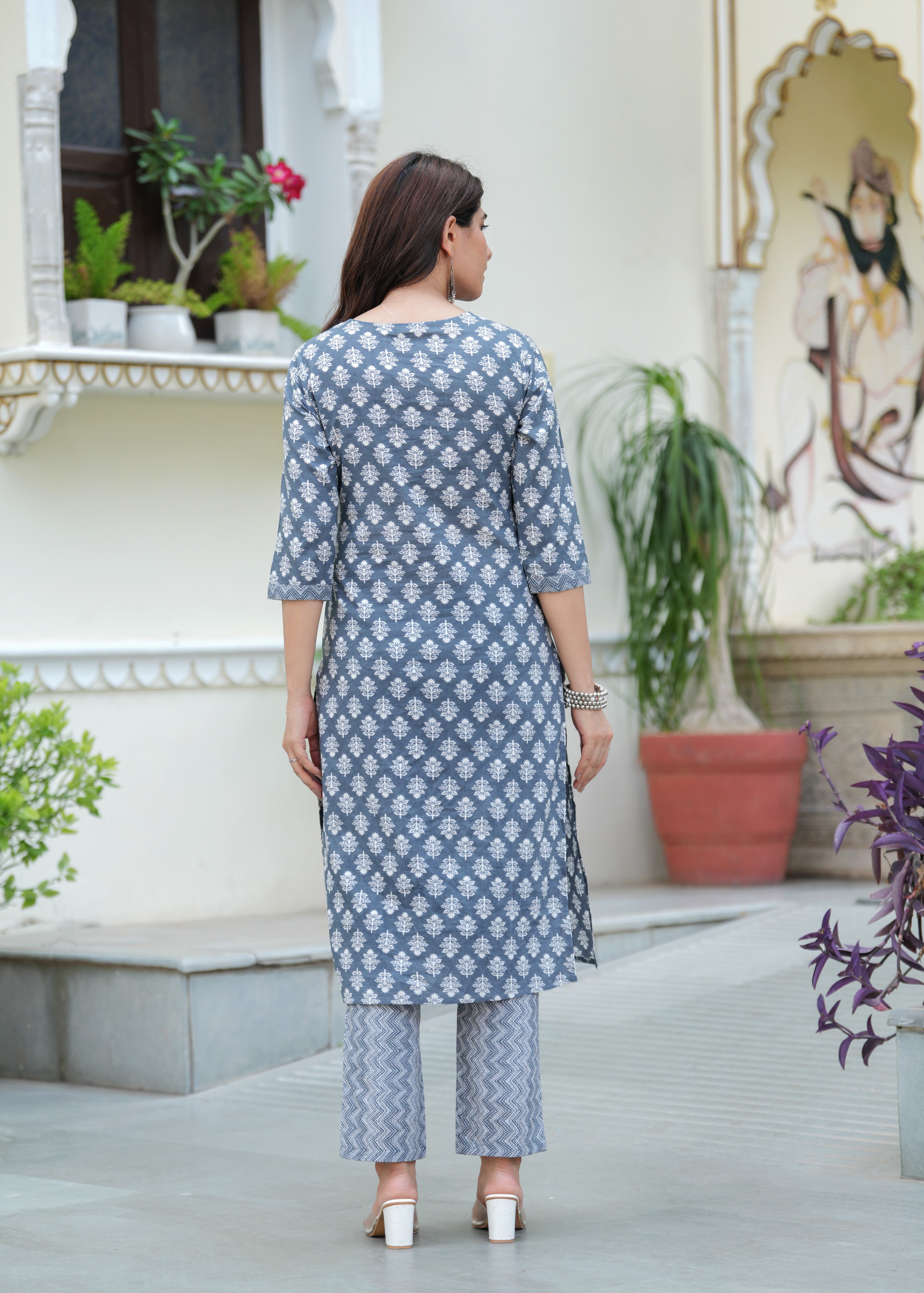 Women Floral Printed Regular Kurta with Trousers & With Dupatta