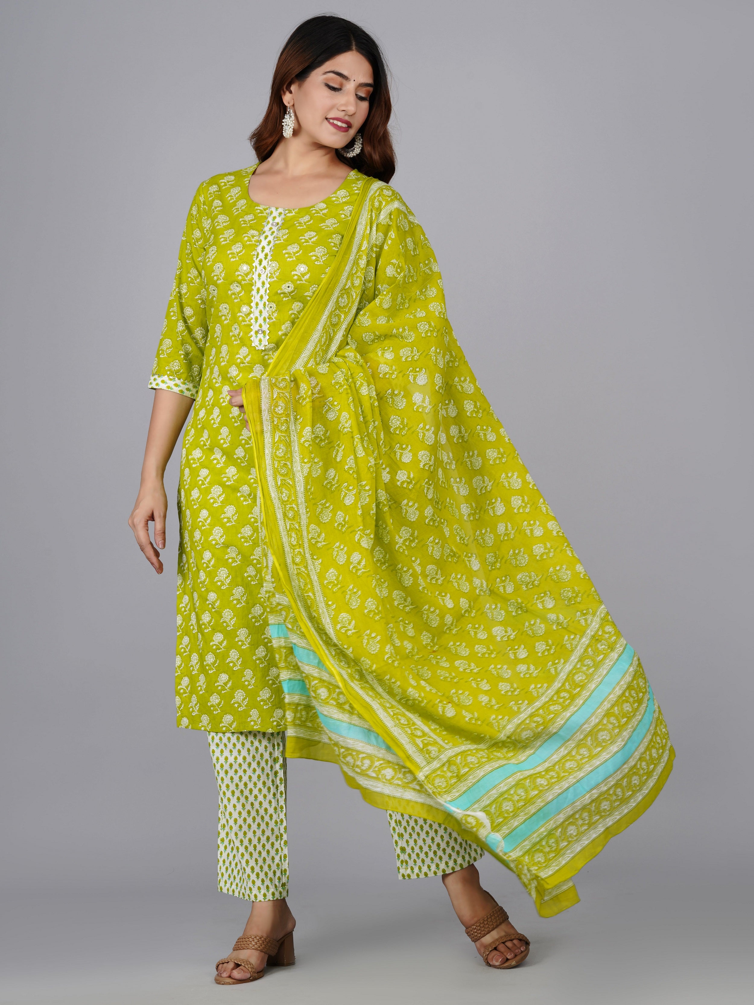 Women Floral Printed Regular Kurta with Trousers & With Dupatta