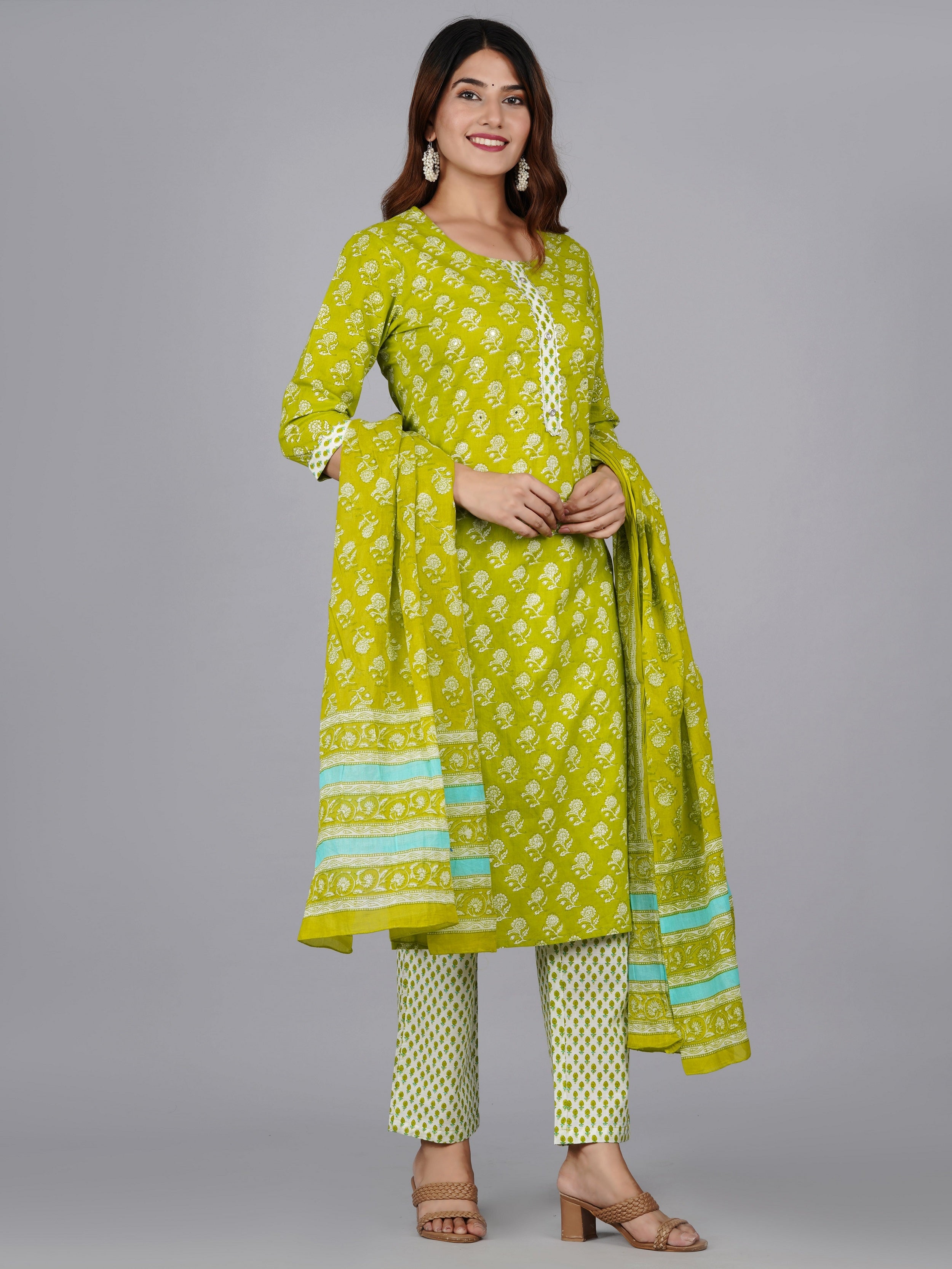 Women Floral Printed Regular Kurta with Trousers & With Dupatta