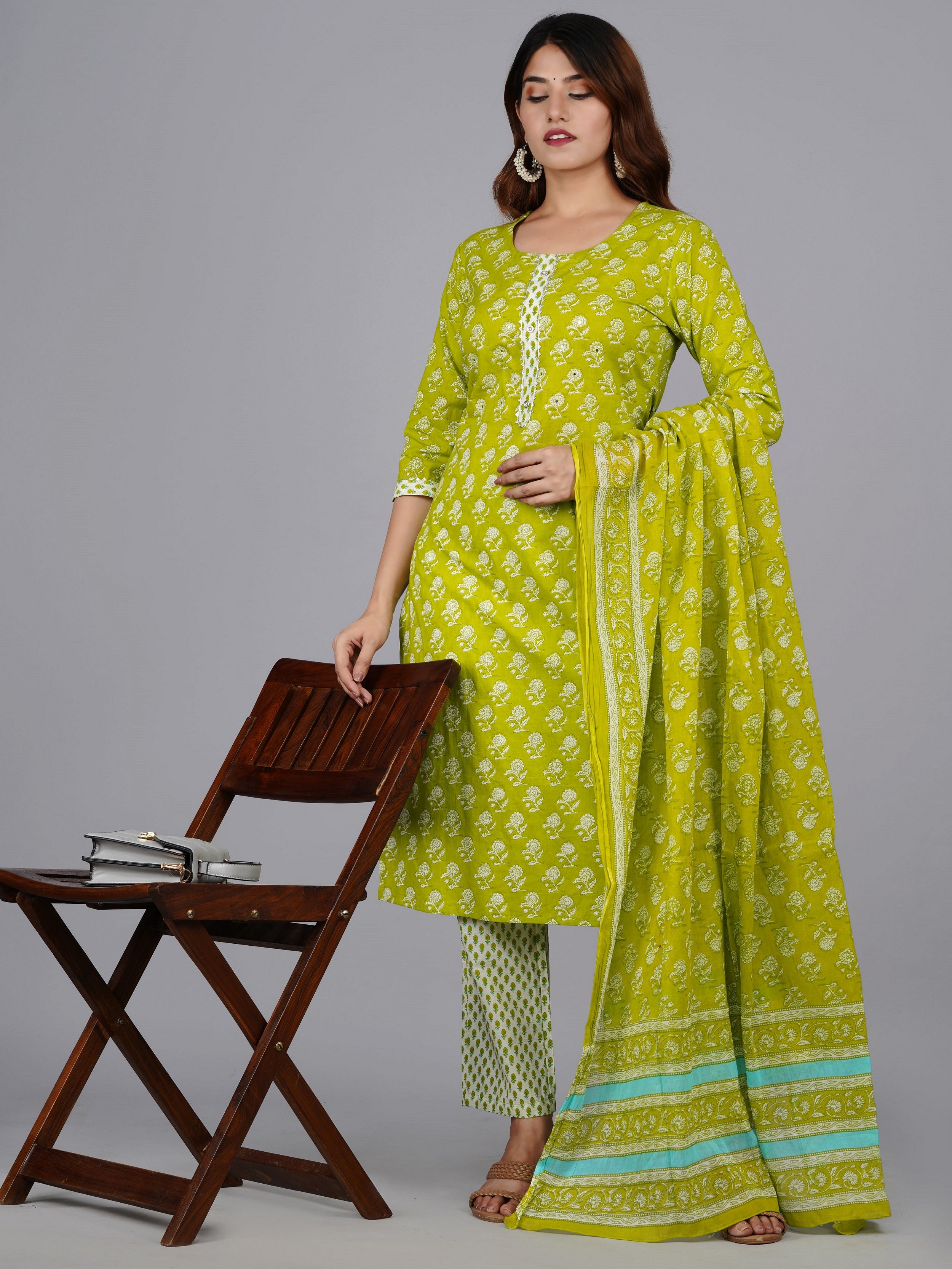Women Floral Printed Regular Kurta with Trousers & With Dupatta