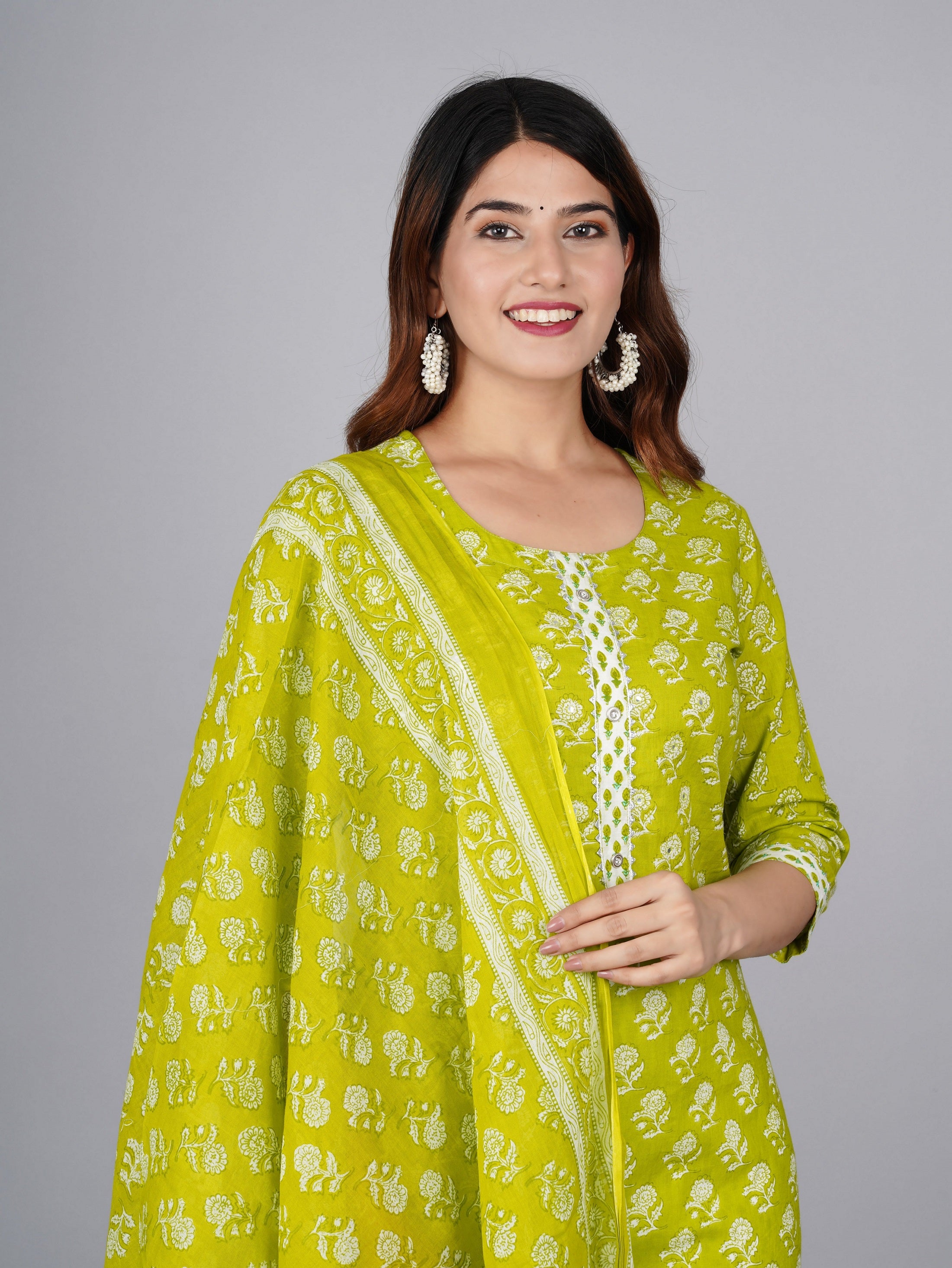 Women Floral Printed Regular Kurta with Trousers & With Dupatta