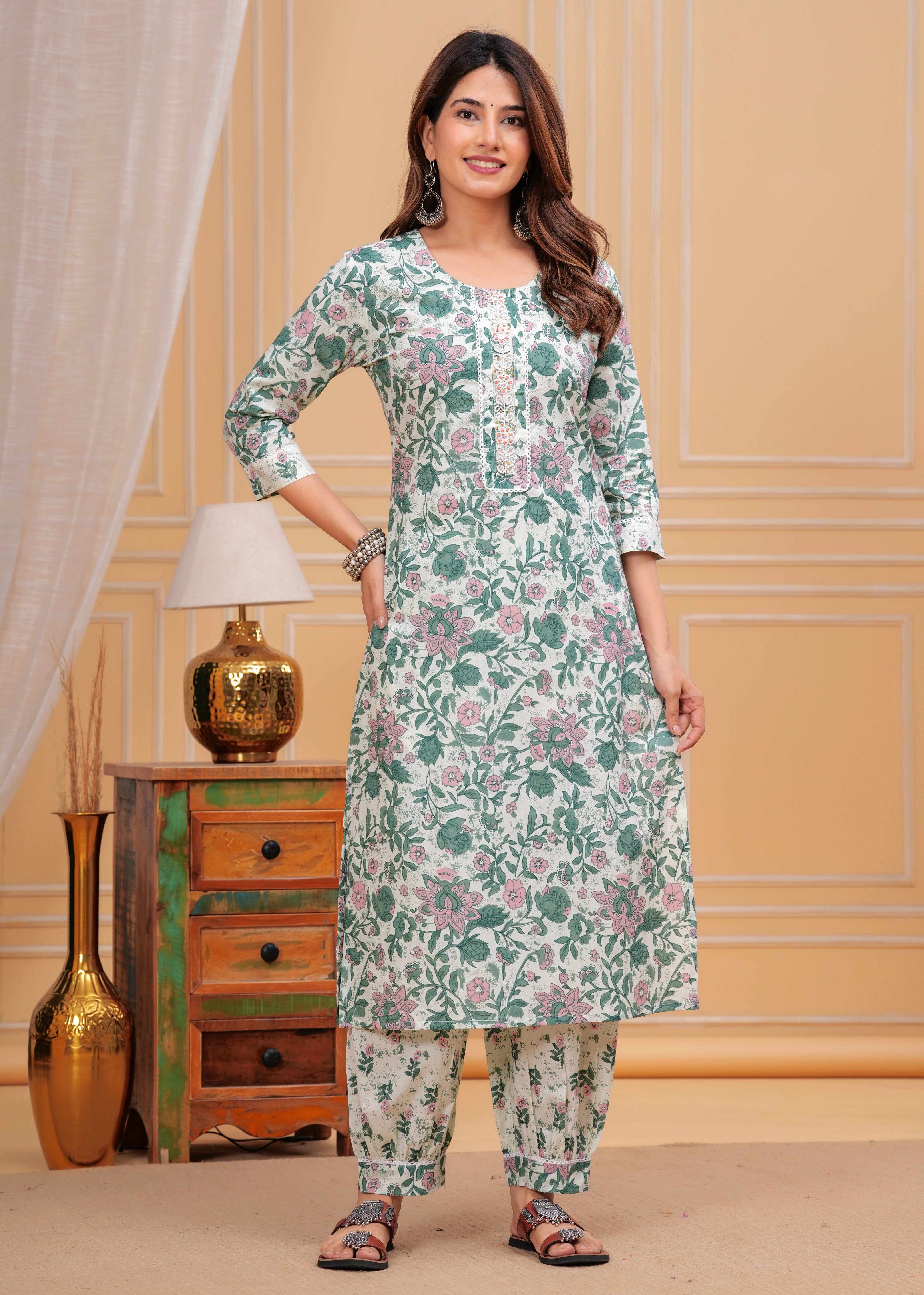 Women Floral Printed Regular Kurta with Trousers & With Dupatta