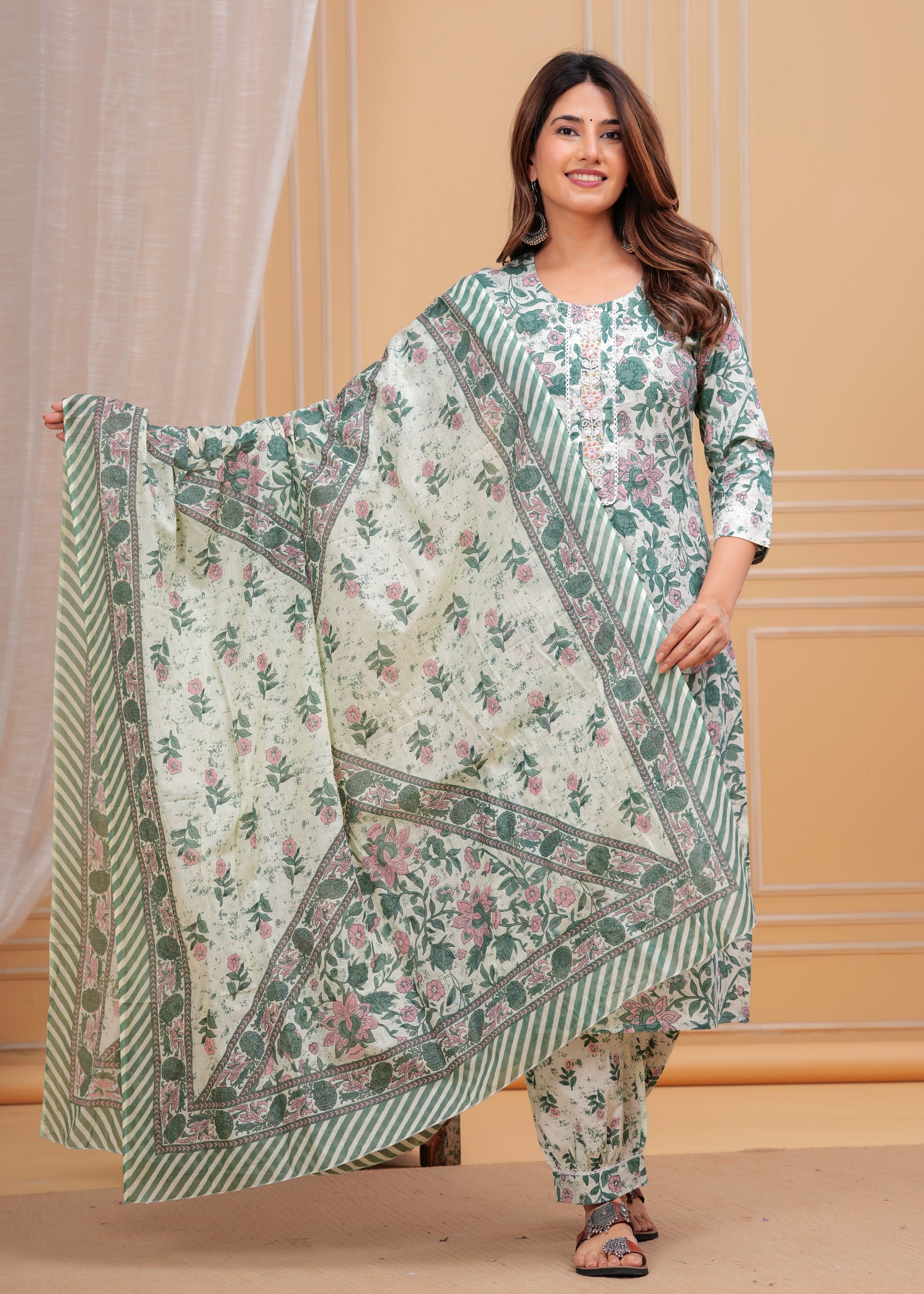 Women Floral Printed Regular Kurta with Trousers & With Dupatta