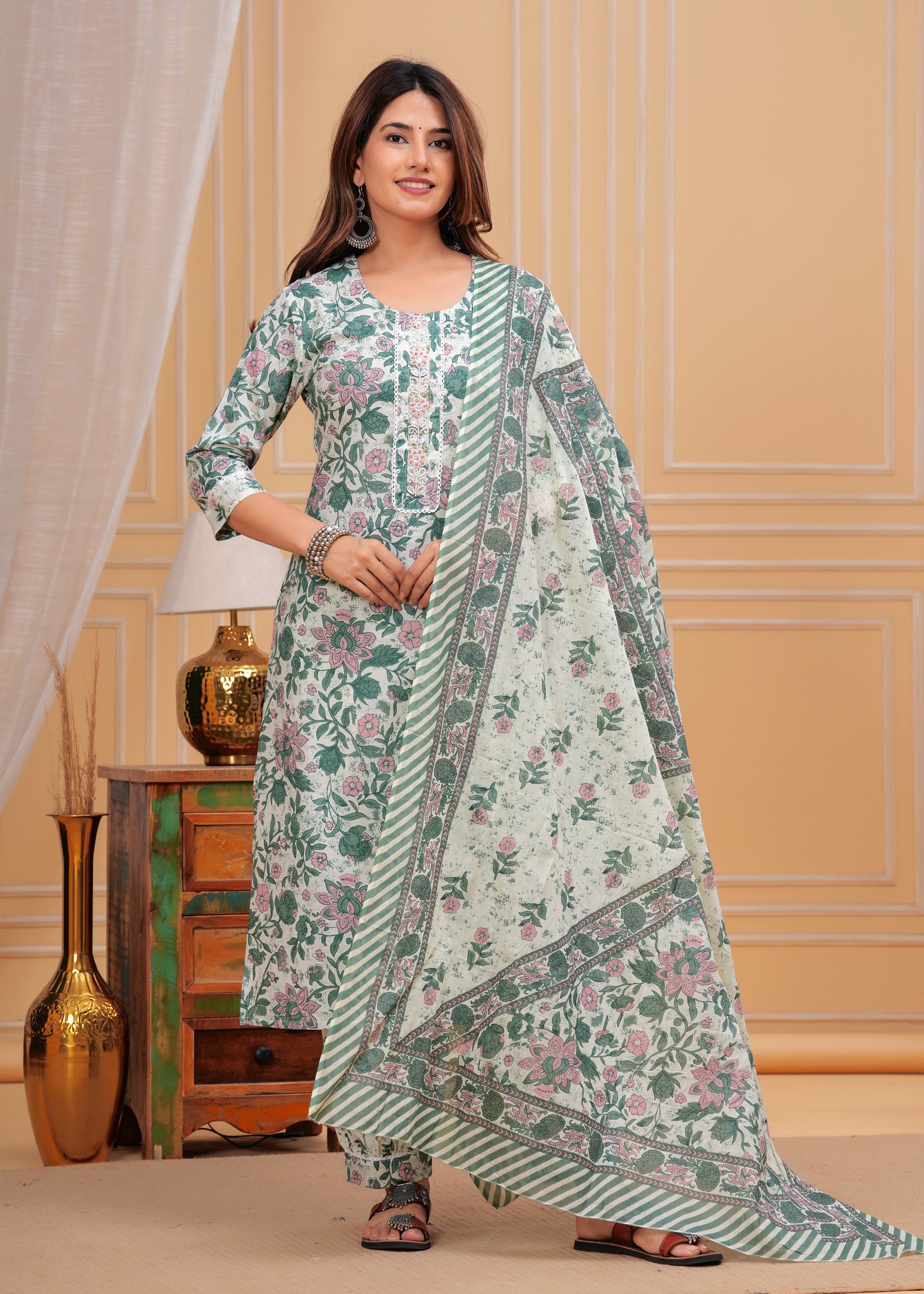 Women Floral Printed Regular Kurta with Trousers & With Dupatta