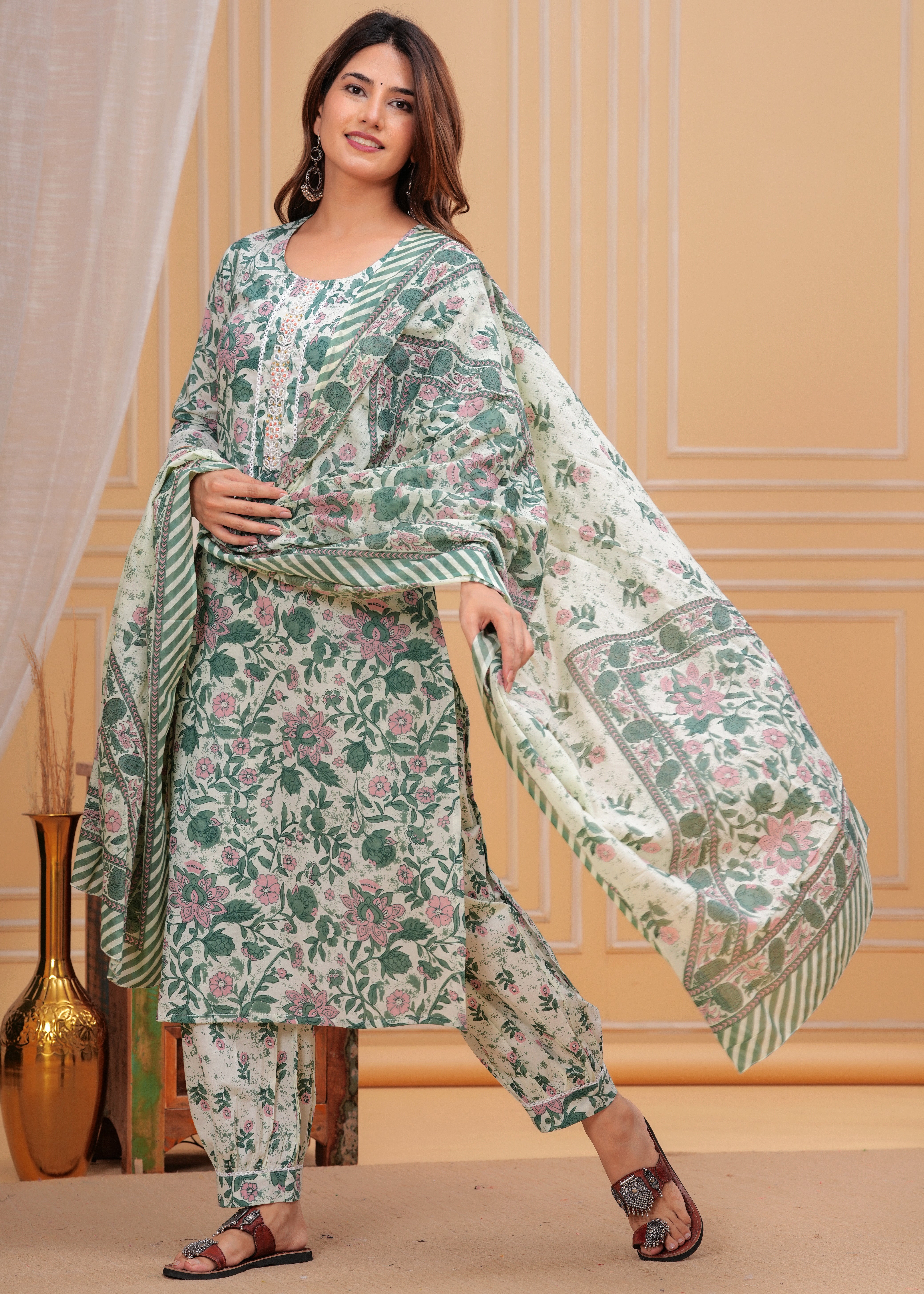 Women Floral Printed Regular Kurta with Trousers & With Dupatta