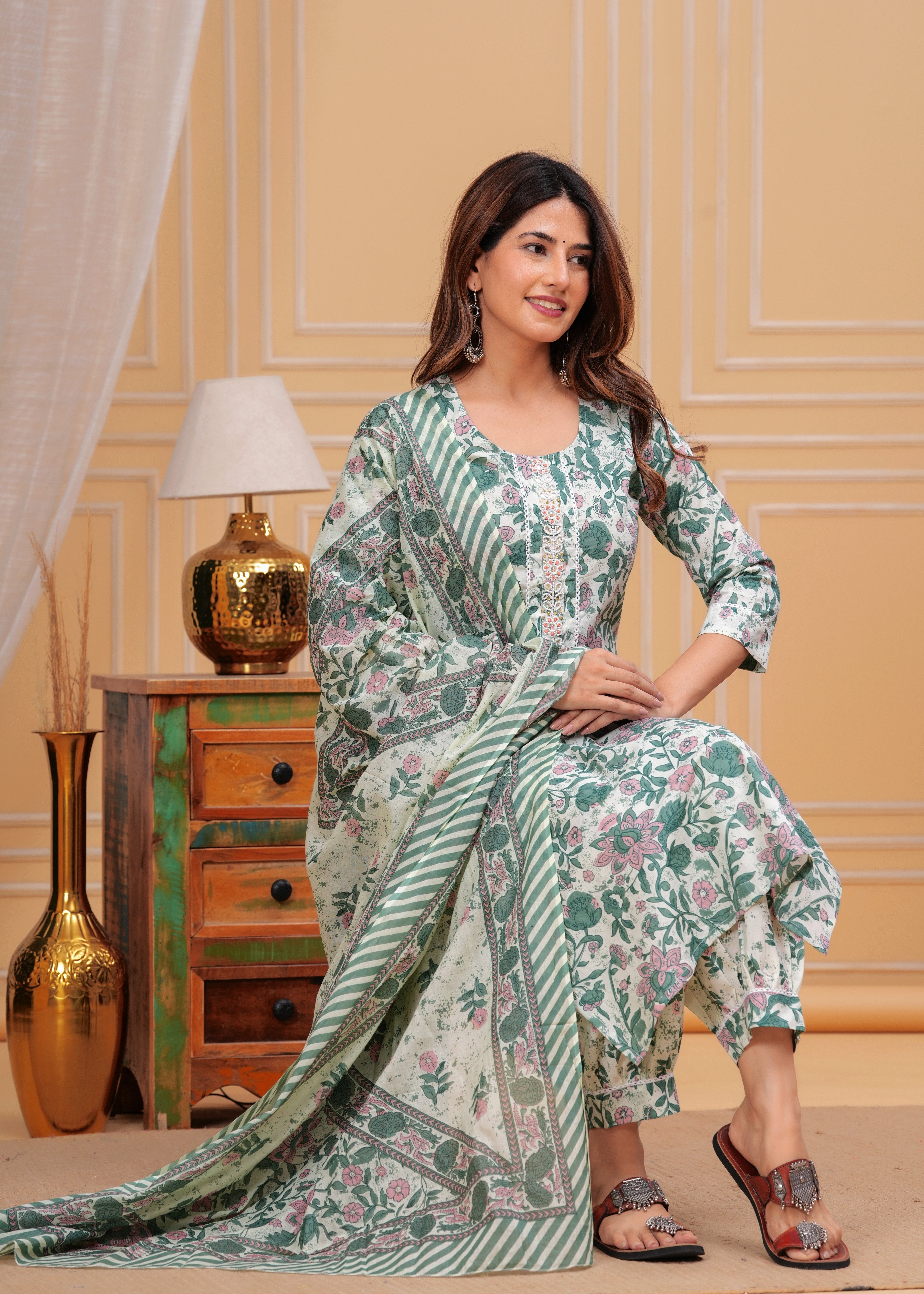 Women Floral Printed Regular Kurta with Trousers & With Dupatta