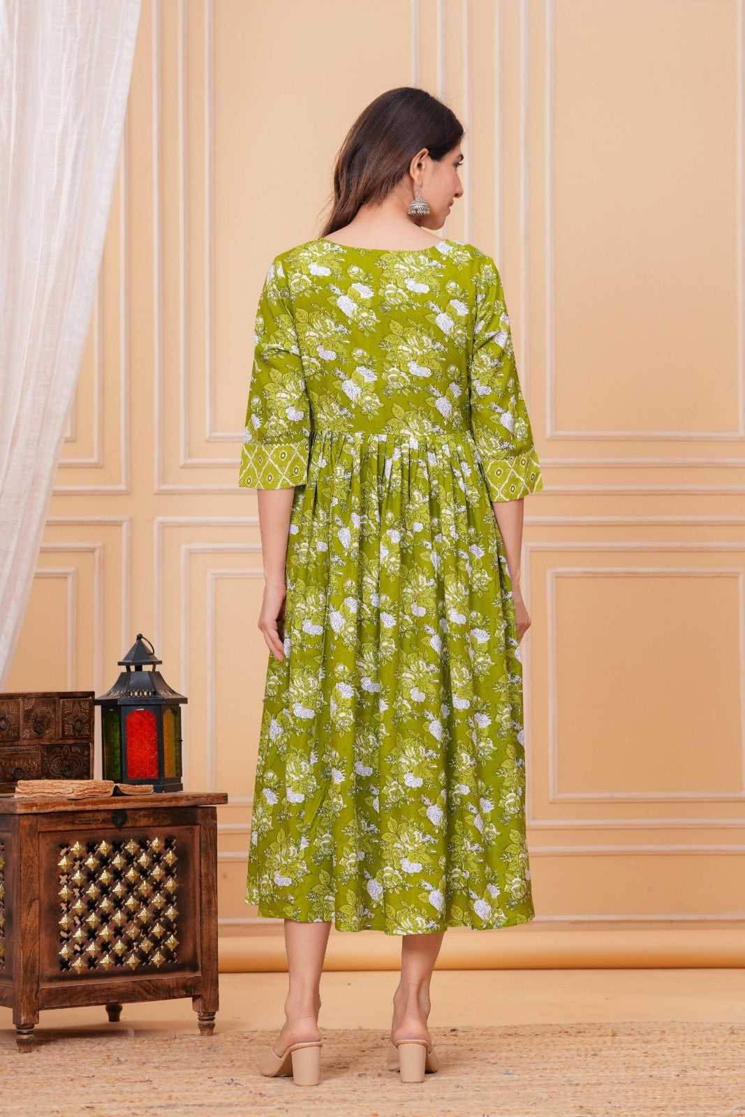 Women Floral Printed Regular Kurta with Trousers & With Dupatta