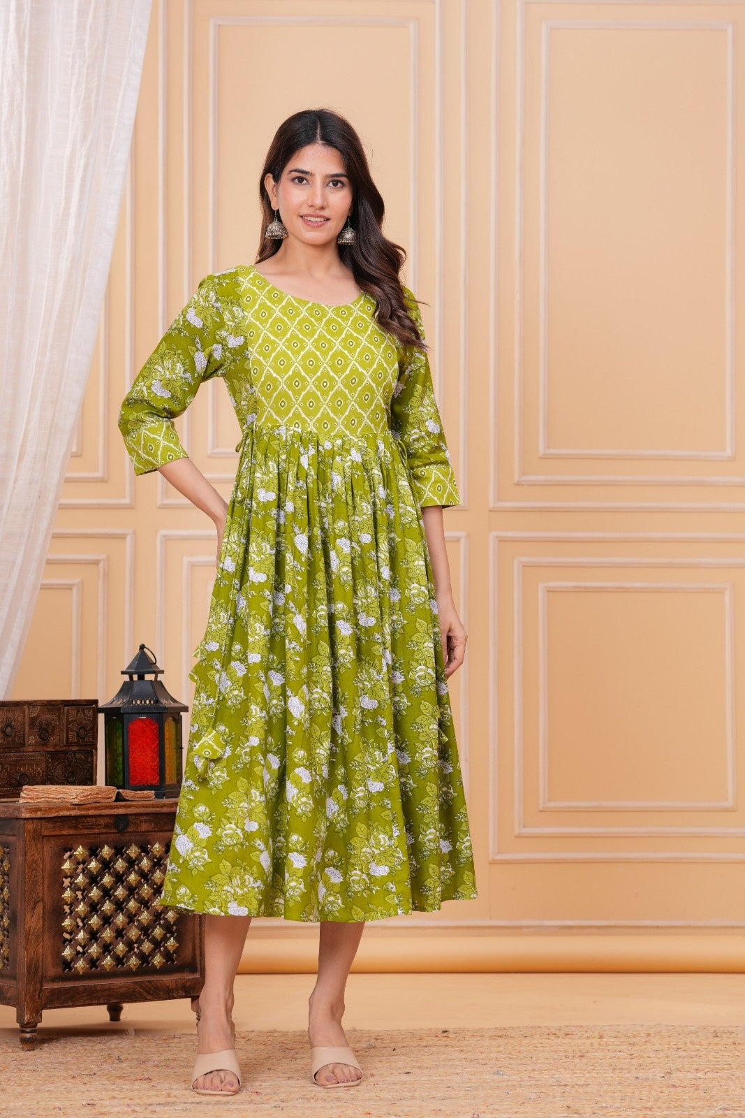 Women Floral Printed Regular Kurta with Trousers & With Dupatta