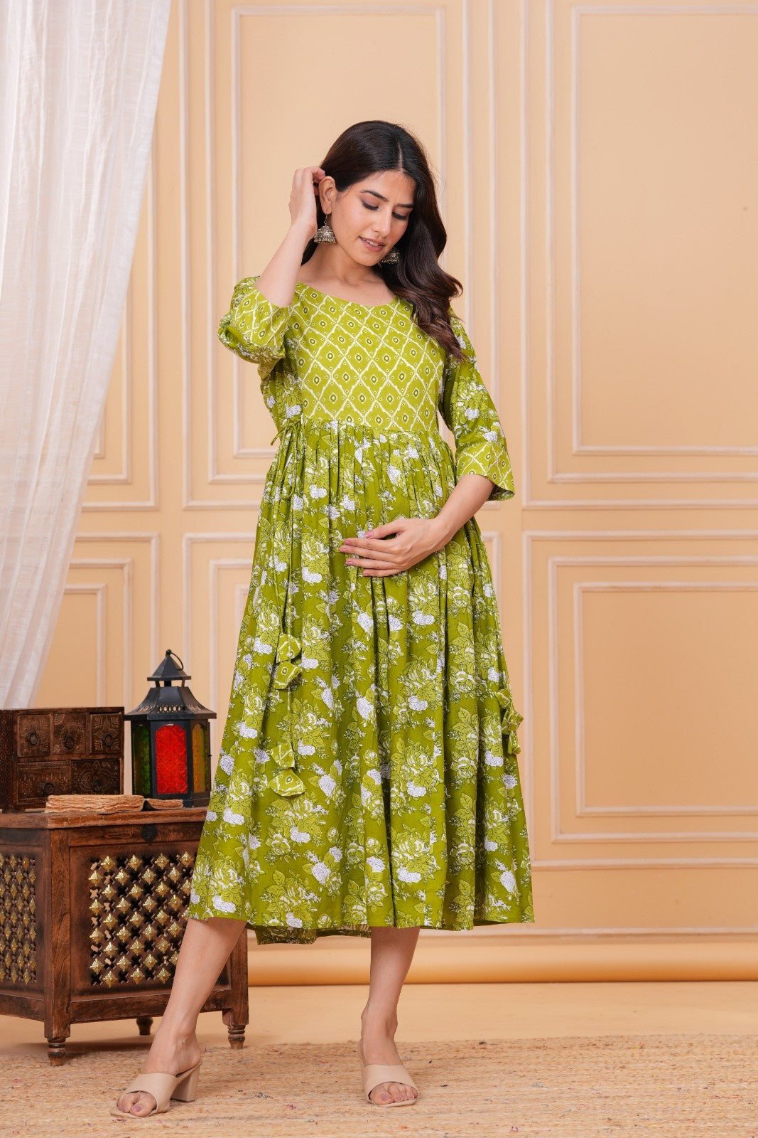 Women Floral Printed Regular Kurta with Trousers & With Dupatta