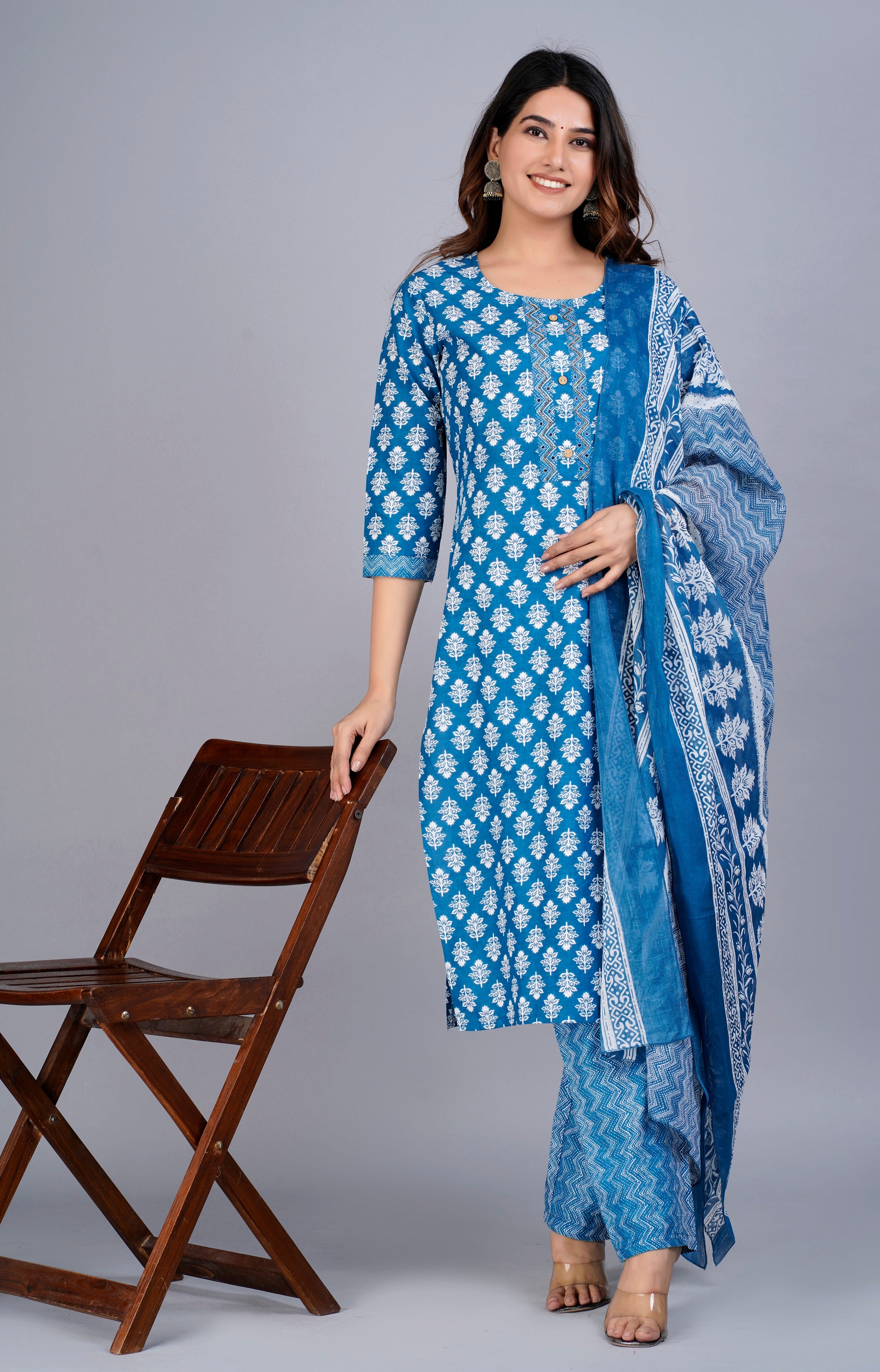 Women Floral Printed Regular Kurta with Trousers & With Dupatta