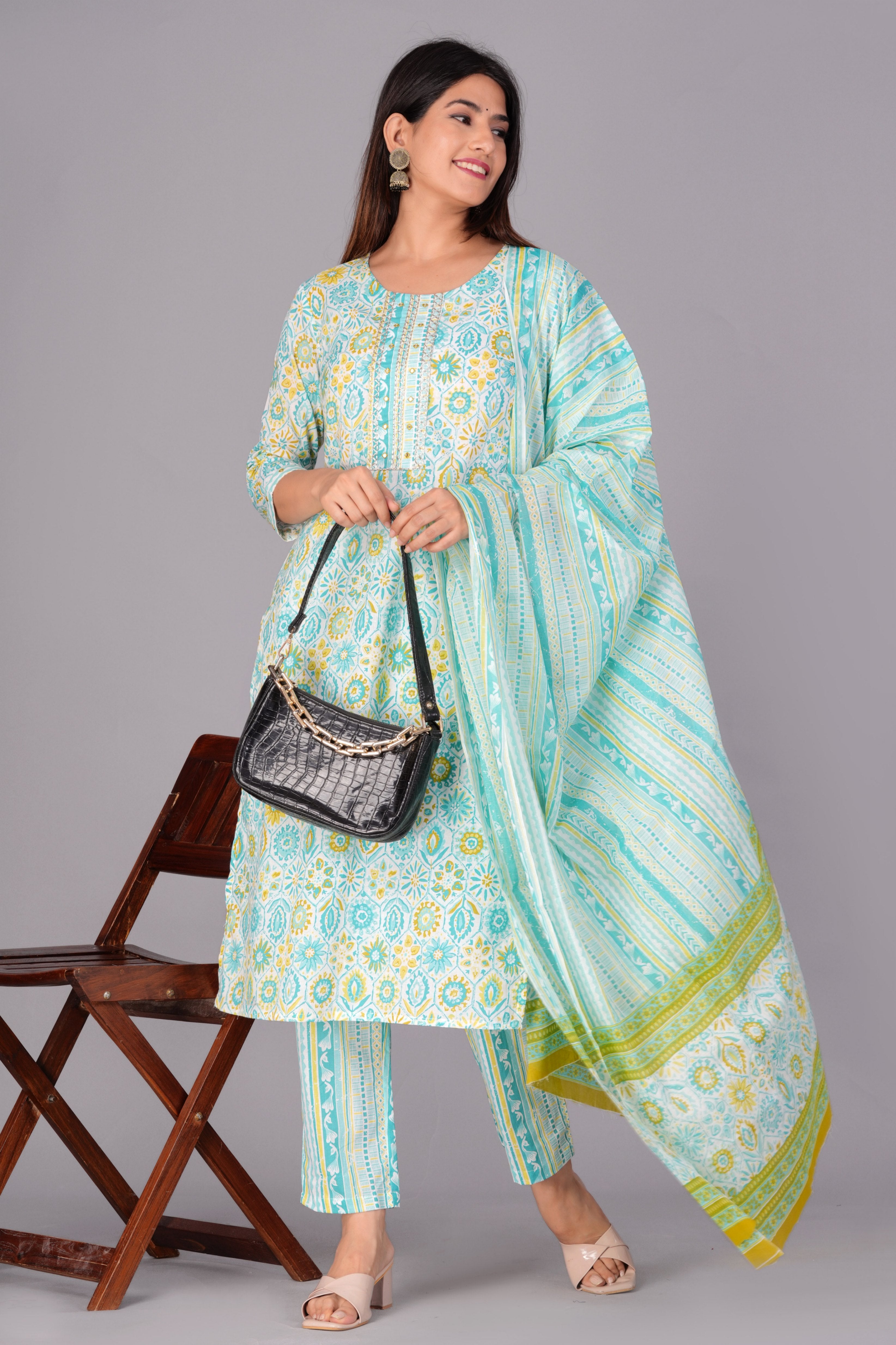 Women Floral Printed Regular Kurta with Trousers & With Dupatta